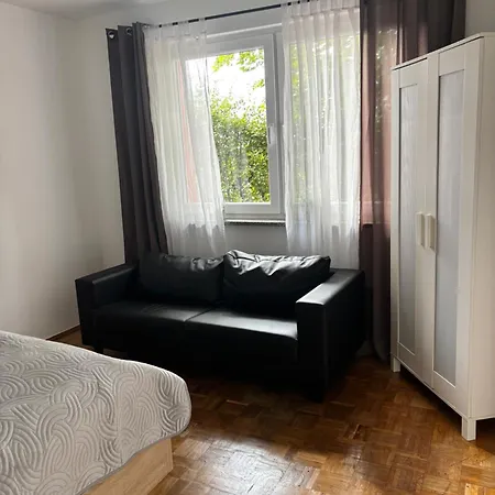 Am Stadtrand In Ruhiger Lage Lägenhet